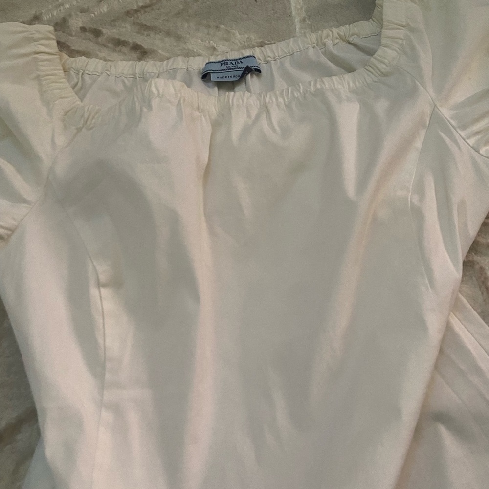 Gorgeous and stylish white blouse.